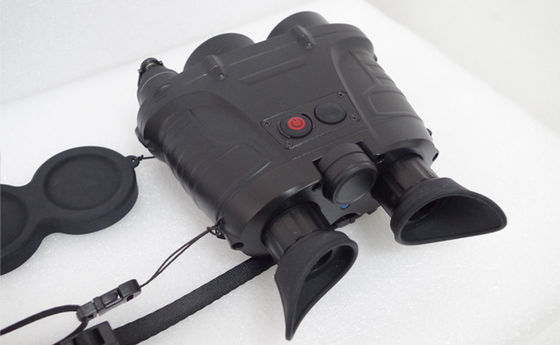 Impermeabilizzi il binocolo tenuto in mano di registrazione di immagini termiche/binocolo termico militare