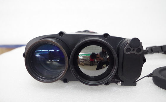 Impermeabilizzi il binocolo tenuto in mano di registrazione di immagini termiche/binocolo termico militare