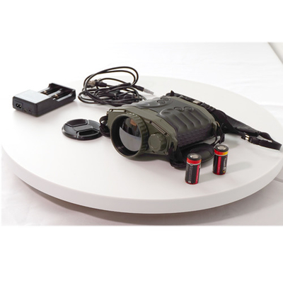 Binocolo termico tenuto in mano di visione di visione notturna per la lente di sorveglianza 75mm della polizia